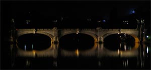 bilder einer alten Brücke bei Nacht